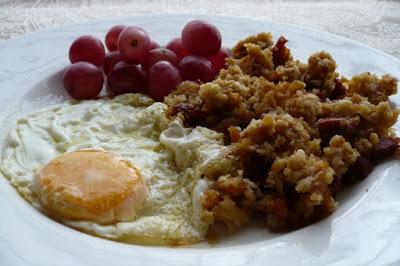 Cómo hacer unas buenas migas con chorizo, uvas y huevo frito