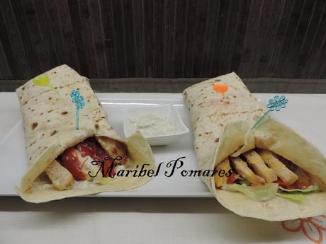 Wraps de aprovechamiento con pollo, lechuga, tomate, pimiento. Wraps de aprovechamiento con pollo, lechuga, tomate, pimiento.