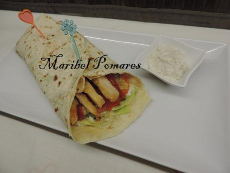 Wraps de aprovechamiento con pollo, lechuga, tomate, pimiento. Wraps de aprovechamiento con pollo, lechuga, tomate, pimiento.