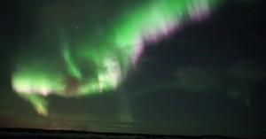 Un hombre graba las luces del norte durante una supertormenta, y lo que sucede es increíble