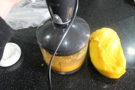 Vídeo receta: Vasitos para desayunar de mango, yogur y muesli (paso a paso)