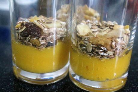 Vídeo receta: Vasitos para desayunar de mango, yogur y muesli (paso a paso)