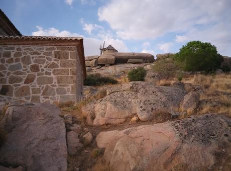 ERMITA DE NUESTRA SEÑORA DEL ÁGUILA EN LAS VENTAS CON PEÑA AGUILERA