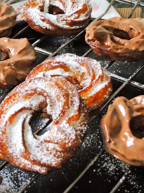 Crullers con chocolate y azucar y ¿como preparar pasta choux? Crullers con chocolate y azucar y ¿como preparar pasta choux?