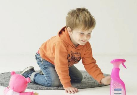 Qué ocurre si le das a un niño a elegir entre un juguete y un producto de limpieza Accidentes infantiles en el hogar