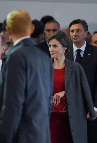 Dña. Letizia, repite rojo, en el Día de la Alimentación en Milán