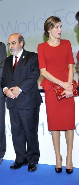 Dña. Letizia, repite rojo, en el Día de la Alimentación en Milán