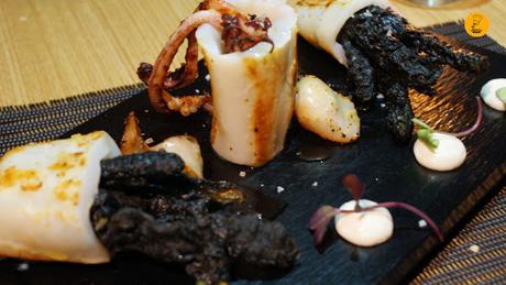 Chipirón de anzuelo con tempura de su tinta (15€) Chipirón de anzuelo con tempura de su tinta (15€) en 90 Grados Madrid