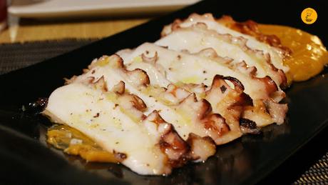 Láminas de pulpo a la parrilla con emulsión de patata y pimentón (18€) Láminas de pulpo a la parrilla con emulsión de patata y pimentón (18€) en 90 Grados Madrid
