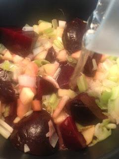 CREMA DE REMOLACHA CON PUERRO Y MANZANA CREMA DE REMOLACHA CON PUERRO Y MANZANA