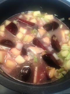 CREMA DE REMOLACHA CON PUERRO Y MANZANA CREMA DE REMOLACHA CON PUERRO Y MANZANA