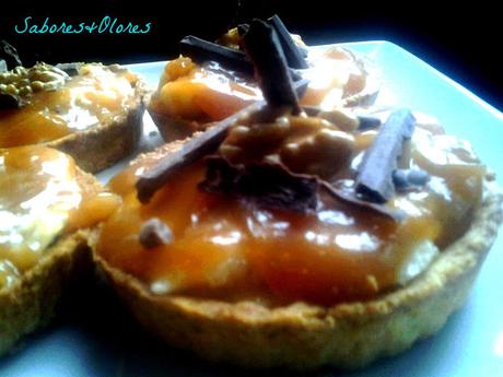 TARTITAS DE PLATANO CON TOFFE SALADO NUECES Y VIRUTAS DE CHOCOLATE TARTITAS DE PLATANO CON TOFFE SALADO NUECES Y VIRUTAS DE CHOCOLATE