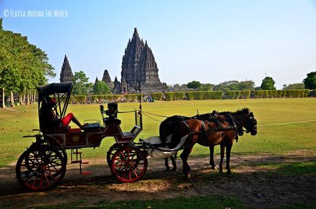 Vista del templo de Prambanán desde un lateral