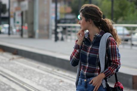 Camisa de cuadros y jeans