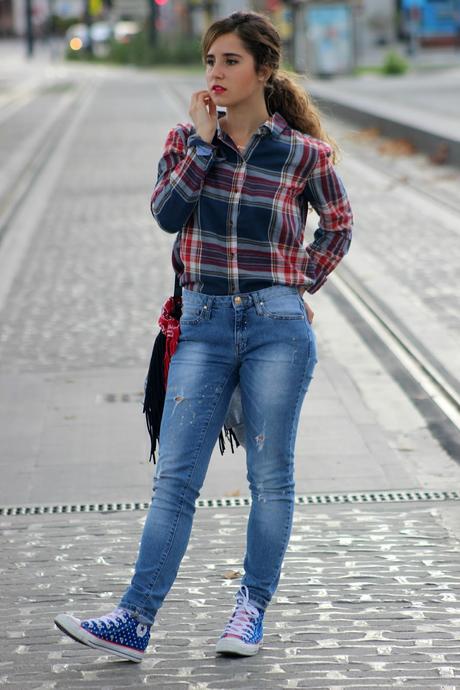 Camisa de cuadros y jeans