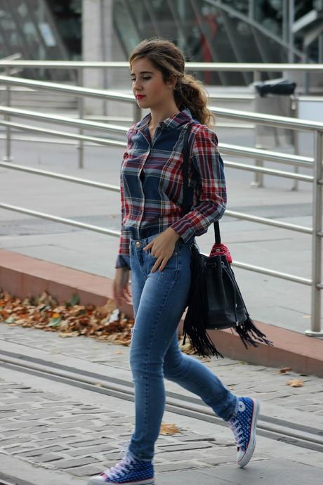 Camisa de cuadros y jeans