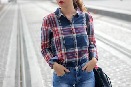 Camisa de cuadros y jeans