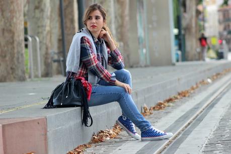 Camisa de cuadros y jeans