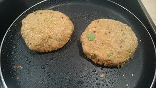 HAMBURGUESA DE LENTEJAS CON CEBOLLA ROJA