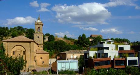 Elciego y comarca, cuna del Rioja El barrio modernista de dudoso gusto, junto a la iglesia en Villabuena