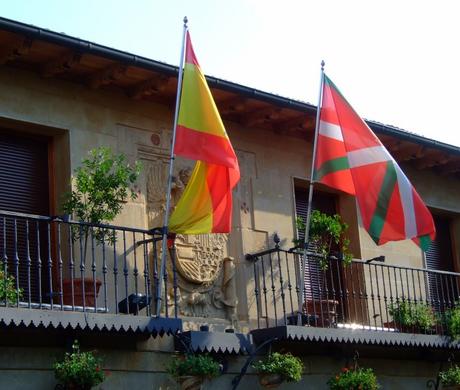 Elciego y comarca, cuna del Rioja Banderas nacional y nacionalista en el balcón del ayuntamiento, Elciego
