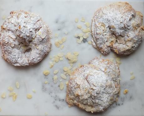 Cruasán de almendras para desayunos en pijama