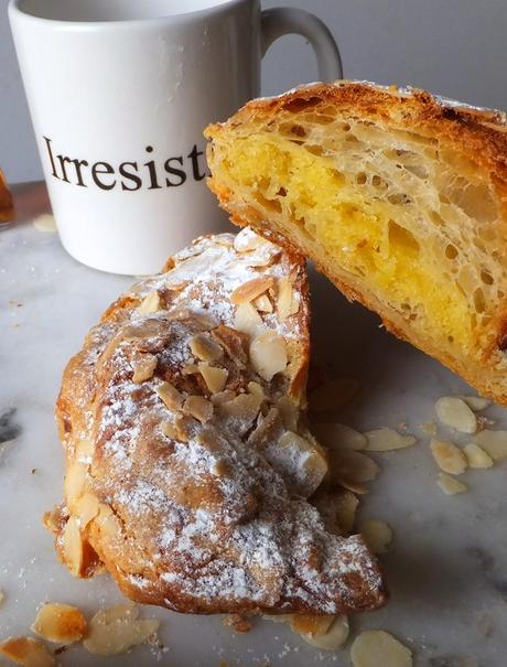 Cruasán de almendras para desayunos en pijama