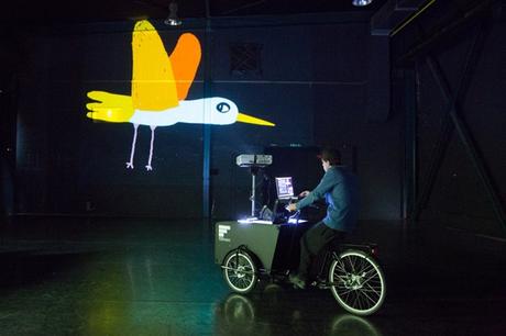 Estos artistas proyectan poesías visuales en las calles montados en bicicletas