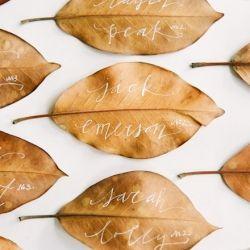 Colocar en los platos hojas secas para poner el nombre de cada invitado en las mesas - Foto: Pinterest Utilizar hojas secas para poner el nombre de cada invitado en las mesas - Foto: Pinterest