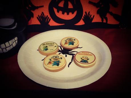 Piruletas y galletas decoradas con chocotrasnsfer de los minions para Halloween Piruletas y galletas decoradas con chocotrasnsfer de los minions para Halloween