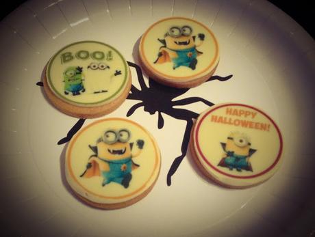 Piruletas y galletas decoradas con chocotrasnsfer de los minions para Halloween Piruletas y galletas decoradas con chocotrasnsfer de los minions para Halloween