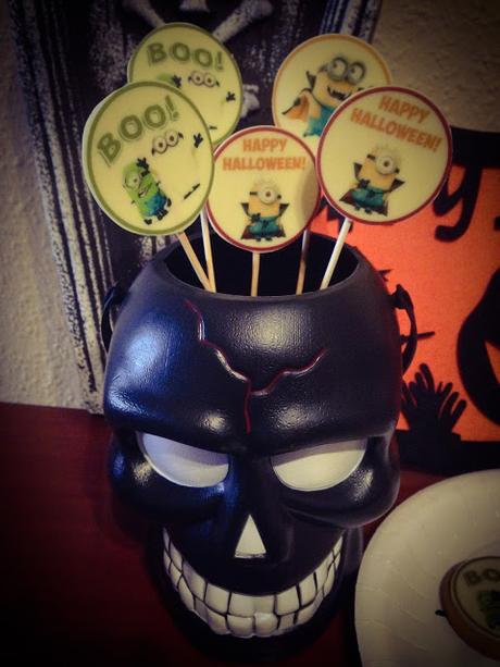 Piruletas y galletas decoradas con chocotrasnsfer de los minions para Halloween Piruletas y galletas decoradas con chocotrasnsfer de los minions para Halloween