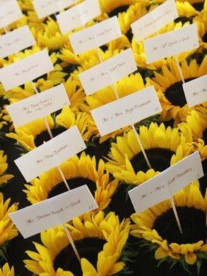 Tarjetas con la ubicación de los invitados con girasoles - Foto: www.revel-blog.com Tarjetas con la ubicación de los invitados con girasoles - Foto: www.revel-blog.com