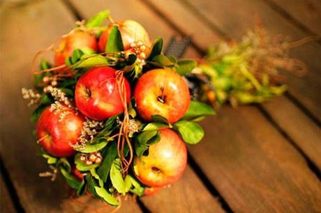 Ramo de novia con manzanas para una boda de otoño - Foto: www.weddingomania.com Ramo de novia con manzanas para una boda de otoño - Foto: www.weddingomania.com