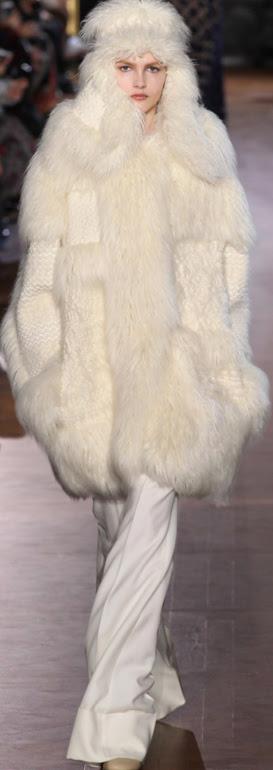 Puedes optar por un total look Yeti como el visto en la pasarela de Stella Mccartney Otoño invierno 2015/16 Trend Alert: El abrigo Yeti o de pelo y los tejidos gruesos