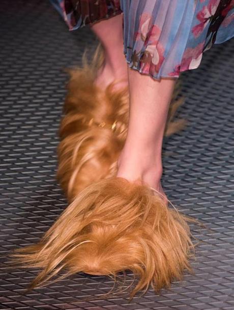 Zapatos vistos en la pasarela de Gucci para este Otoño Invierno 2015/16 Trend Alert: El abrigo Yeti o de pelo y los tejidos gruesos