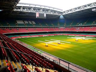 Cuidados del césped del estadio para que esté en perfectas condiciones para jugar los partidos. Cuidados del césped del estadio para que esté en perfectas condiciones para jugar los partidos.