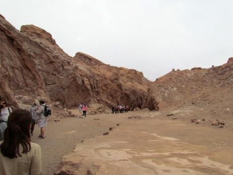 Escuchando la sal. Valle de la luna. Atacama. Chile Escuchando la sal. Valle de la luna. Atacama. Chile
