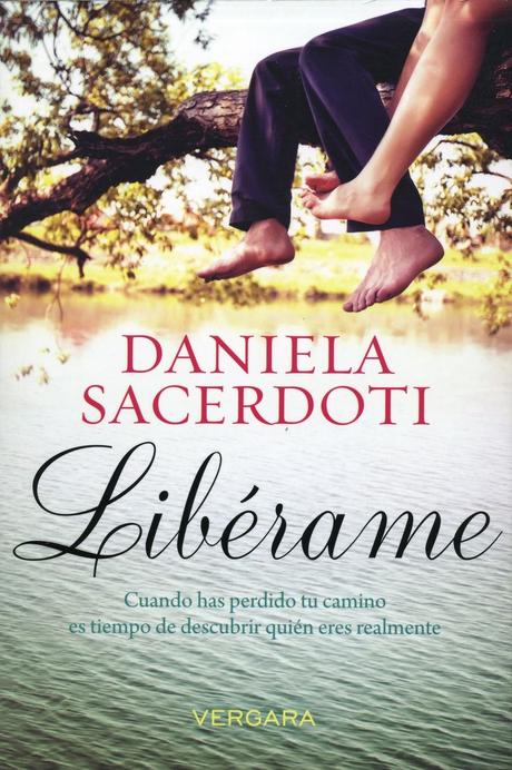 Margherita toma una decisión que le rompe el corazón, necesita caerse por completo para volver a ponerse de pie. Poco a poco se da cuenta que necesita tomar las decisiones correctas para ser feliz. ¿Lo logrará? Daniela Sacerdoti creció en un pueblo de los Alpes Italianos. Es madre y escritora, aprovecha el tiempo para escribir cuando todos ya se han ido a la cama.: 