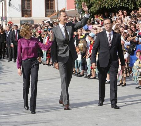 Dña. Letizia, entre casual y formal, en Colombres, Asturias