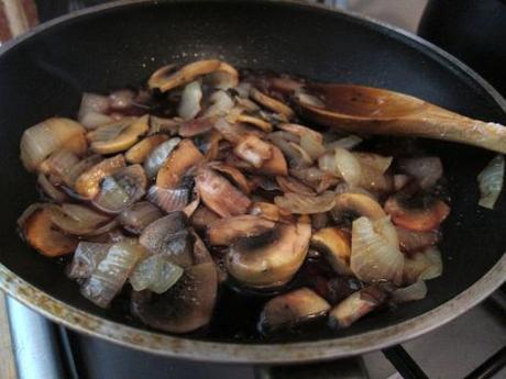 Brocheta de pollo y verduras con salsa de champiñones (#elAsaltablogs) brochetas-de-pollo-con-salsa-de-champiñones-