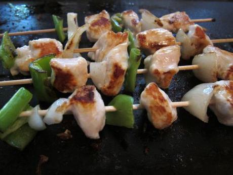 Brocheta de pollo y verduras con salsa de champiñones (#elAsaltablogs) brochetas-de-pollo-con-salsa-de-champiñones-