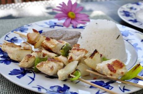 Brocheta de pollo y verduras con salsa de champiñones (#elAsaltablogs) brochetas-de-pollo-con-salsa-de-champiñones-