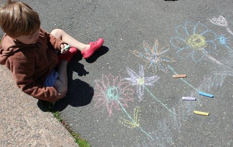 6 Recursos que representan verdaderos retos para los niños niño pinta suelo 2