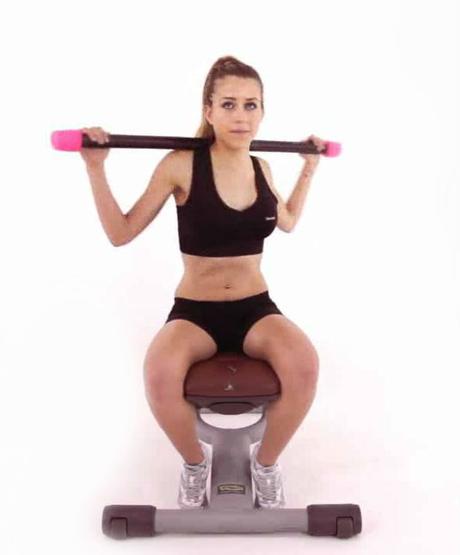 Ejercicios para tener tableta Rotación de tronco con bastón Ejercicios para tener tableta Rotación de tronco con bastón