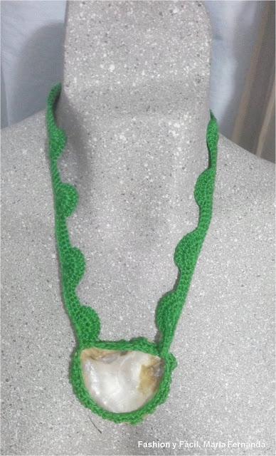 Tejer un collar con una concha de mar (A necklace with a sea shell)