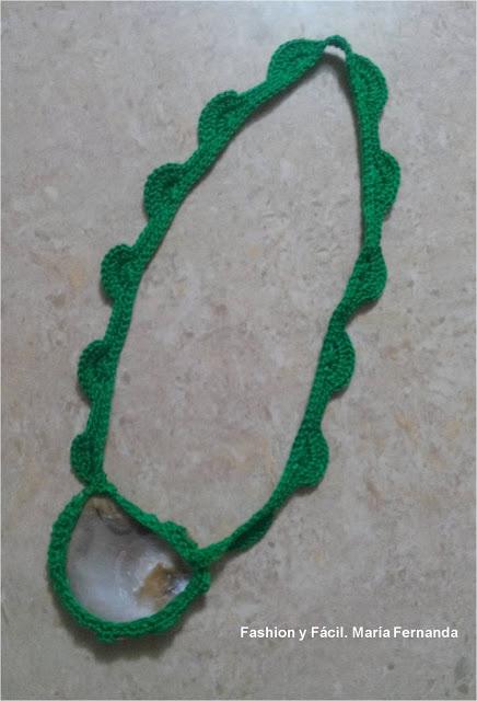 Tejer un collar con una concha de mar (A necklace with a sea shell)