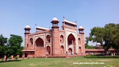 Agra. El Taj Mahal, belleza por amor para la elegida del palacio.