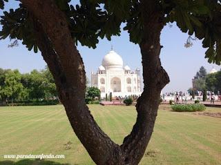 Agra. El Taj Mahal, belleza por amor para la elegida del palacio.