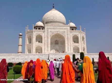 Agra. El Taj Mahal, belleza por amor para la elegida del palacio.